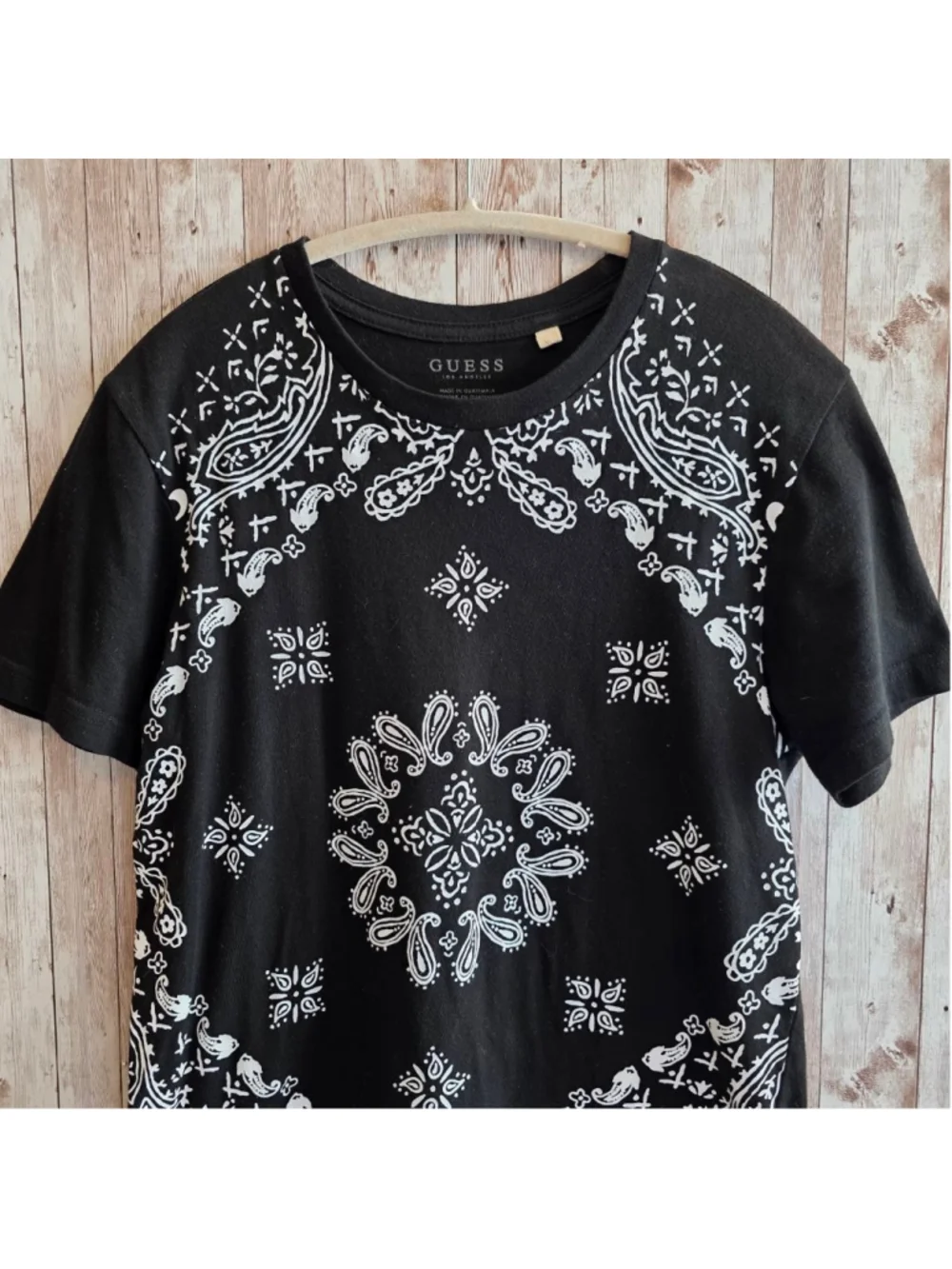 Men's GUESS Black and White Bandana Print Short Sleeve Tee XS - Picture 3 of 6